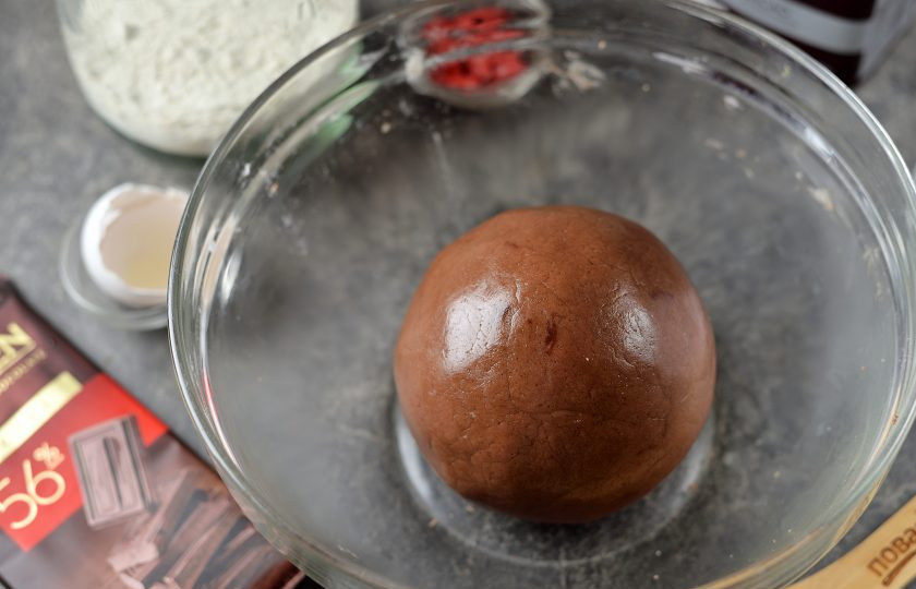 1. Этап. Печенье Новогодние олени: Шар теста должен получиться глянцевым, мягким, приятным на ощупь.