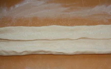 1. Этап. Сердечки из слоеного теста с сахаром: Загибаем тесто с двух концов к центру и слегка прижимаем.