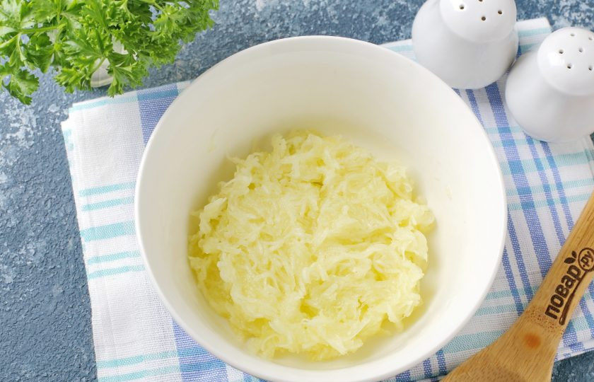 1. Этап. Хачапури из кабачков: Кабачок натрите на тёрке, добавьте щепотку соли, перемешайте и оставьте на 10 минут, затем хорошо отожмите и переложите в глубокую миску.