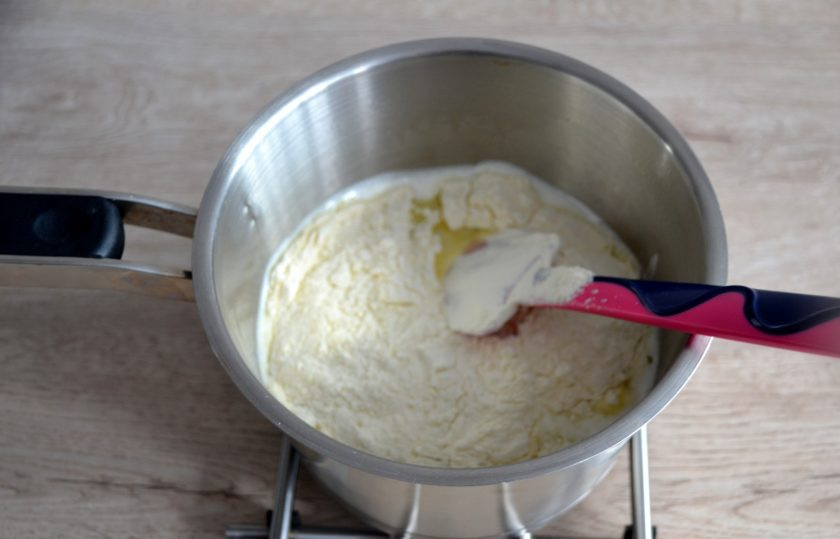1. Этап. Профитроли с масляным кремом: Снова поставьте сотейник на огонь, нагрейте и всыпьте всю муку разом, интенсивно смешайте.