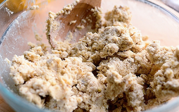 1. Этап. Овсяные британские сконы: 4. Влейте яичную массу в смесь с мукой и замесите тесто.