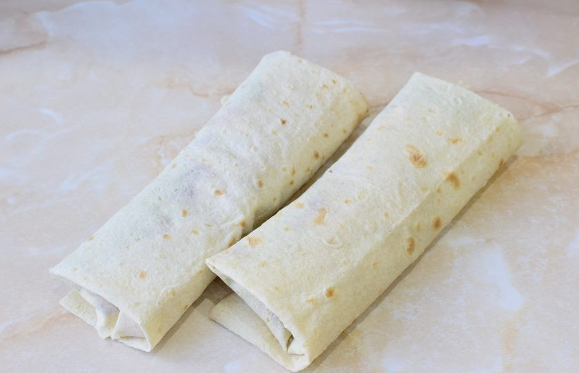 1. Этап. Сэндвич ролл с креветкой: Заверните лаваш по краям, а потом сверните в рулет. Обжарьте на сухой сковороде с двух сторон.