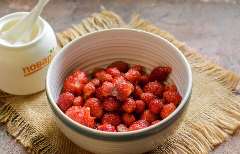 1. Этап. Варенье из клубники в микроволновке: Клубнику переберите, вымойте и оторвите хвостики. Выложите клубнику в миску, которая подходит для микроволновки, но обязательно, чтобы половина миски в высоту была свободной.