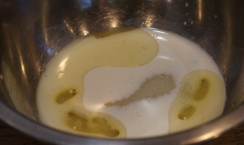 1. Этап. Печенье затяжное Мария: 1. В молоко добавляем растительное масло, соду, лимонный сок и крахмал. Начинаем замешивать тесто. Если вы хотите приготовить постное печенье, то вместо молока добавьте воду. Тесто замешивается обычным венчиком.