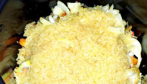 1. Этап. Пилав из баранины в мультиварке: 3. За это время как раз успеете промыть очень хорошо рис. Всыпаем его в чашу мультиварки, перемешаем все ингредиенты.