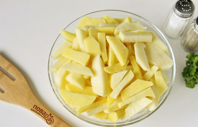 1. Этап. Запеканка Жульен: Картофель очистите и нарежьте соломкой.