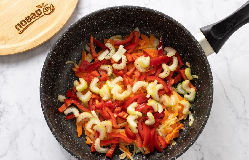 1. Этап. Суп с фасолью Чёрный глаз: Добавьте нарезанный ломтиками сладкий перец и стебель сельдерея. Жарьте ещё пару минут все вместе.