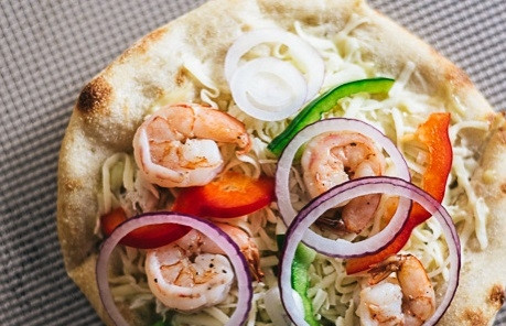 1. Этап. Пицца Морская: 3. На корж выложите соус и немного сыра, креветки, рыбку, овощи, ананасы. Присыпьте все сверху тертым сыром. Отправьте запекаться минут на 8 в духовку.