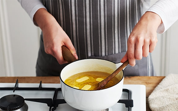 1. Этап. Фадж: 2. В сотейнике нагрейте сахар, сливки и масло. Доведите до однородности, помешивая.