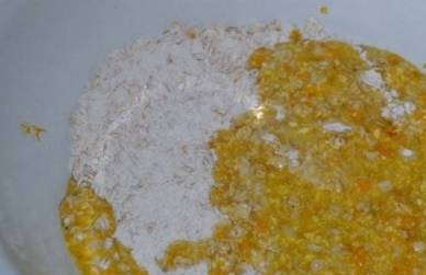 1. Этап. Овсяное печенье из геркулеса: А теперь соединяем масляно-медовую массу с сухими ингредиентами и вымешиваем тесто.