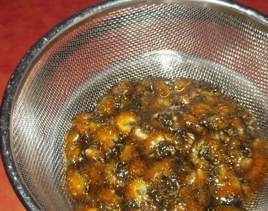 1. Этап. Варенье из одуванчика для печени: Варите одуванчики на протяжении двадцати минут. За несколько секунд до полной готовности всыпьте пол-ложки лимонной кислоты, можно и лимонного фреша. Затем сахарную цветочную массу нужно снять с огня и поставить в холодильник на сутки. Через 24 часа откиньте одуванчики на дуршлаг.