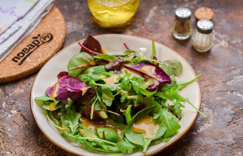 1. Этап. Салат Цезарь от Гордона Рамзи: Выложите салат на тарелку, полейте соусом.