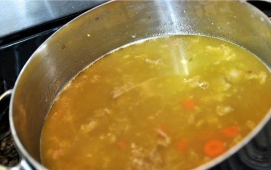 1. Этап. Куриный суп с имбирем: 5. Залейте водой или бульоном, в котором варилась курица. Доведите до кипения, посолите. Всыпьте по вкусу специи, в данном случае это куркума, паприка, перец и немного соевого соуса, но вы можете взять и другие.