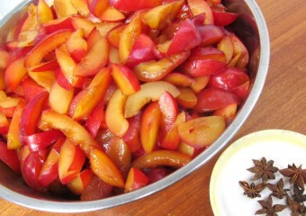 1. Этап. Быстрое варенье из алычи: Первым делом мы промываем алычу разрезаем каждую ягоду пополам и удаляем из нее косточку, затем нарезаем половинки еще на несколько частей и выкладываем их в глубокую кастрюлю или таз.