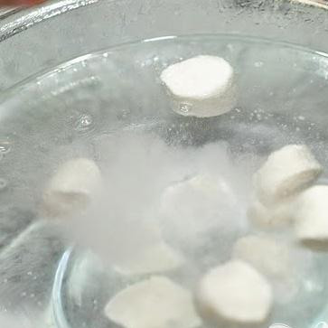 1. Этап. Крендели с корицей: 6. Смешать кипяток и соду в миске. По одному выкладывать крендели в воду и извлекать шумовкой, позволяя стечь воде.