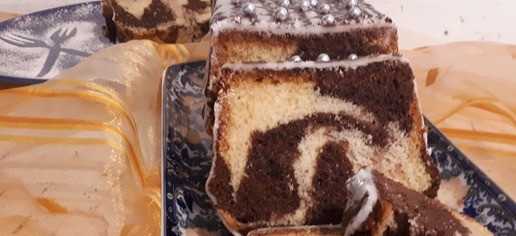 1. Этап. Мраморный кекс: Нежный, рассыпчатый, красивый и вкусный кекс! Хочу сказать, что эта выпечка не очень сладкая - фигура тела особо не пострадает.))) Приятного аппетита, дорогие! Пеките с удовольствием!