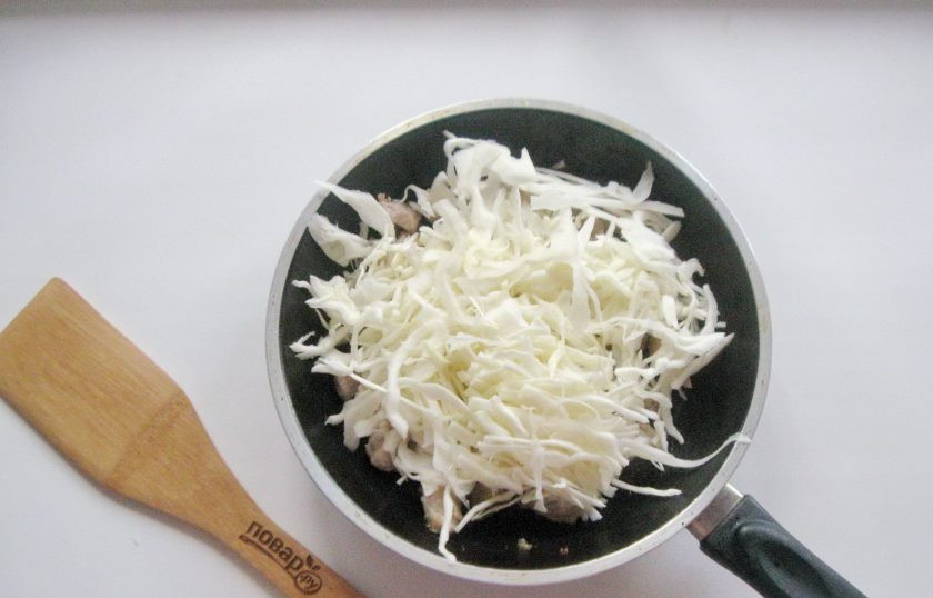 1. Этап. Корейская окрошка Кукси: Посолите, поперчите. Налейте 70 мл. бульона или воды. Накройте крышкой.