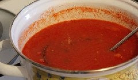 1. Этап. Томатный суп с сыром: В кастрюлю выливаем томатную массу, добавляем сахар и обжаренные овощи. Ставим на средний огонь. Как закипит, убавляем огонь до минимального. Томим массу около 5 минут.