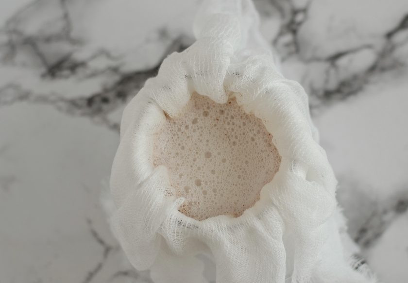 1. Этап. Молоко из фундука: Процедите молоко из фундука через марлю и отожмите.