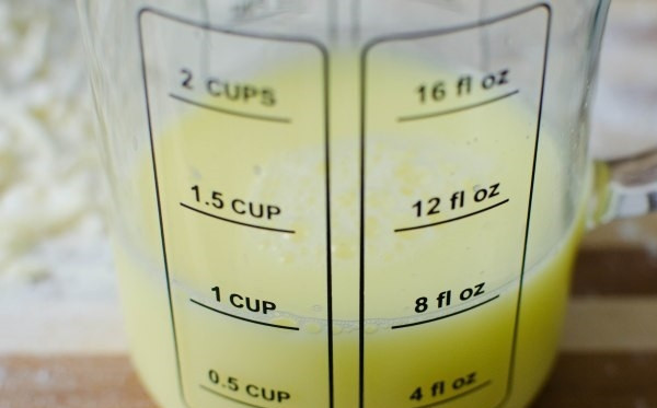 1. Этап. Тесто для торта Наполеон классическое: 3. В мерную чашу вбейте куриные яйца, добавьте уксус и воду (воды столько, чтобы дойти до уровня 1 стакан), перемешайте.