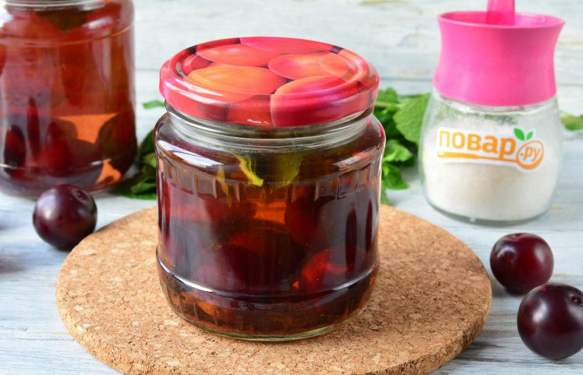 1. Этап. Компот из сливы и мяты на зиму: Храните компот в прохладном и темном месте до зимы. Выход — 2 банки по 0,5 литра.