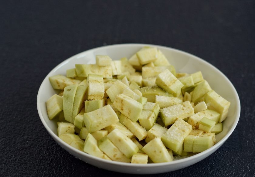 1. Этап. Паштет из баклажанов: Баклажан очистите от кожуры, нарежьте кубиками. Посолите и оставьте на 5-10 минут.