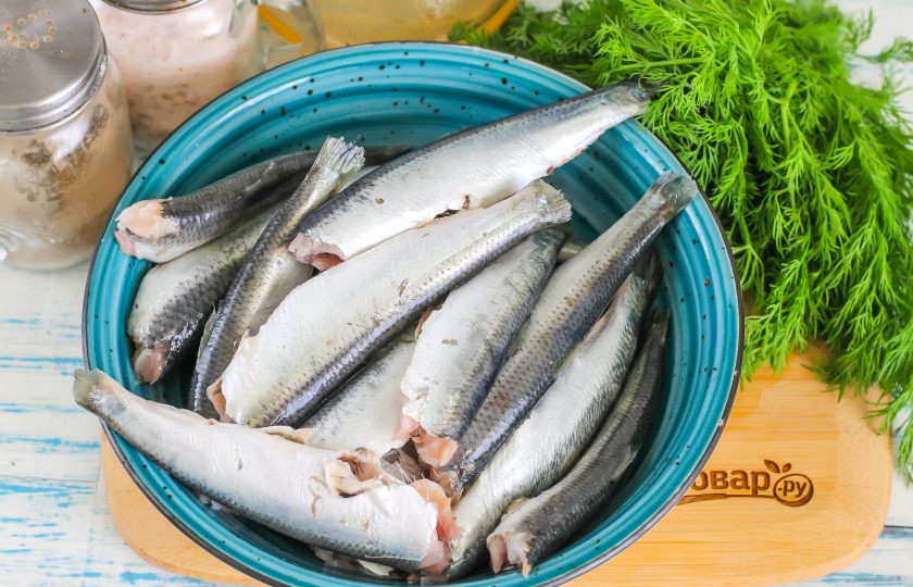 1. Этап. Салака в мультиварке: Рыбку промойте, удалите головы и внутренности, черные пленки внутри.