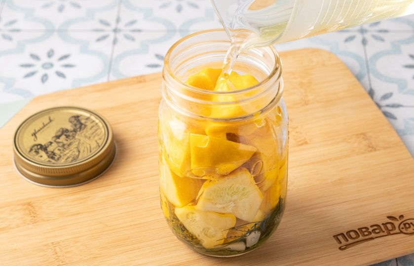 1. Этап. Патиссоны Пальчики оближешь на зиму: Влейте в банку уксус и горячий маринад.