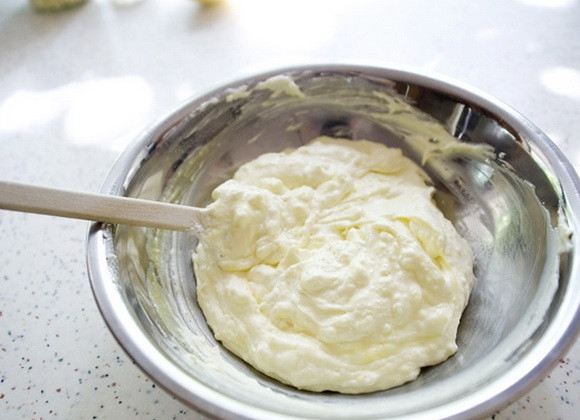 1. Этап. Мусс для торта: 2. Желатин предварительно замачиваем в теплой воде на 20-30 минут. После этого нагреваем половину стакана сливок и вливаем в разбухший желатин, перемешиваем. К растопленному шоколаду добавляем желатиновую смесь, аккуратно перемешиваем лопаткой и отправляем в холодильник для охлаждения.