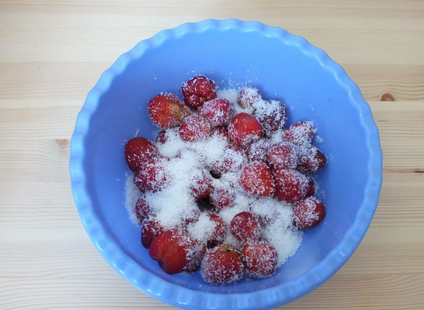 1. Этап. Заливной пирог с клубникой: Чистую, подготовленную клубнику смешайте с кокосовой стружкой.