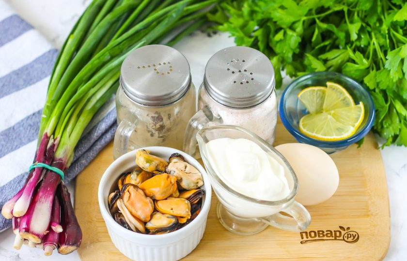 1. Этап. Паштет из мидий: Подготовьте указанные ингредиенты. Мидии заранее отварите в течение 5-6 минут, если они были сырые. Если вы приобрели варено-мороженые морепродукты, то просто залейте их кипятком и оставьте на 3-5 минут для прогревания.