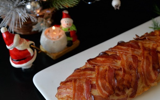 1. Этап. Полпеттоне из индейки: Подаём рулет сразу горячим или холодным, как закуску. При подаче нарезаем рулет на кусочки. К нему хорошо подойдут зелень, овощи. Всего доброго в Новом году!