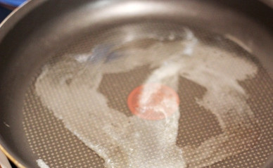 1. Этап. Гренки с яблоками: На сковороде растапливаем кусочек сливочного масла.