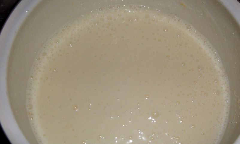 1. Этап. Коржи для торта на кефире: 1. Смешаем яйца с сахаром, а потом добавим кефир и разрыхлитель. Должны появится пузырьки на поверхности.