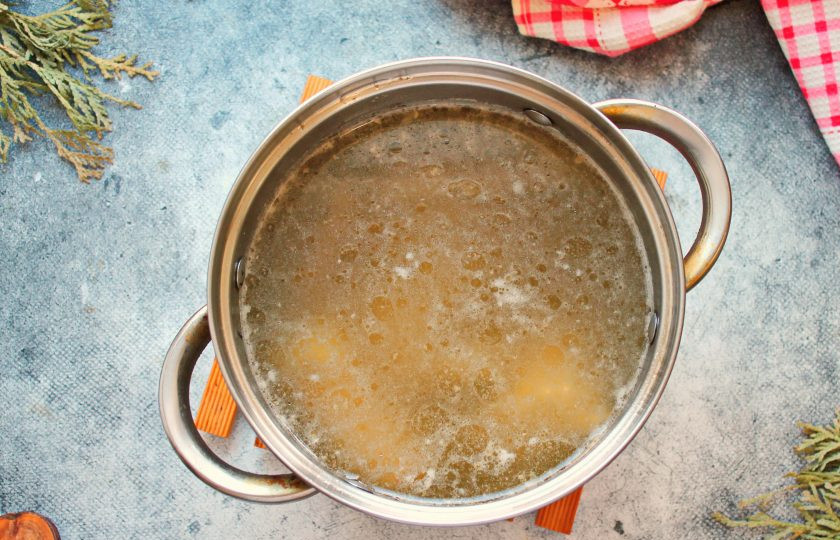 1. Этап. Лакский хинкал: Баранину сполосните, выложите в кастрюлю, влейте холодную воду и поставьте на средний огонь. Доведите все до кипения, посолите и варите, снимая пену, в течение 1-1.5 часов, до мягкости баранины.