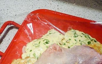 1. Этап. Рулет из филе индейки в духовке: Индюшиную грудку вымойте, обсушите, освободите от косточек, а кожу оставьте. Положите шкуркой вниз мясо на рукав для запекания. Сверху кладите блинчик из яиц и майонеза.