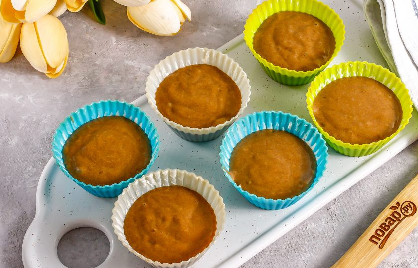 1. Этап. Шоколадный фондан Гордона Рамзи: Выложите его в силиконовые формочки на две трети, слегка смазав их сливочным маслом. Если будете готовить фондан в фаянсовых формочках, то их необходимо смазать маслом и присыпать какао-порошком.