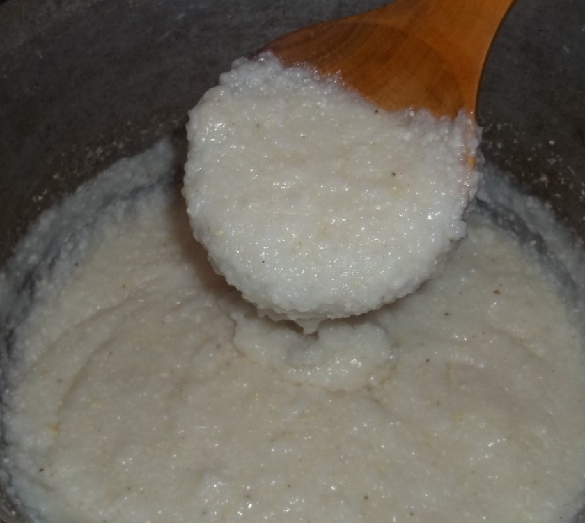 1. Этап. Гоми: Потом добавьте еще кукурузную муку мелкого помола (4 ст. л.), продолжайте варить, тщательно перемешивая еще минут 5-7 тоже на низком огне. Гоми должен стать густым как на фото.