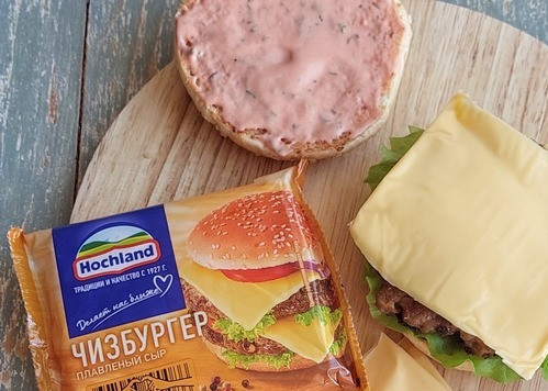 1. Этап. Двойной мясной бургер с карамелизированным луком: Поверх котлеты положить пластинку плавленого сыра ТМ 