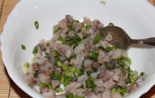 1. Этап. Закуска Клубничка: 1. Для начала вымойте картофель и в кожуре поставьте его вариться. Тем временем нарежьте сельдь небольшими кубиками и добавьте немного зелени. Можно сбрызнуть уксусом по вкусу.