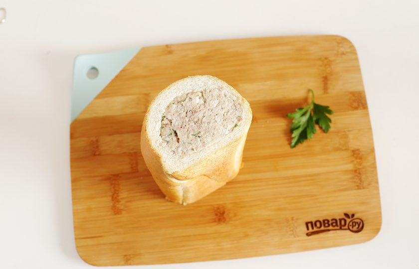 1. Этап. Батон фаршированный консервой и яйцом: Возьмите батон и начините аккуратно начинкой, тщательно утрамбовывая ее. Сначала с одной стороны заполняем, когда дойдёт до верха — переворачиваем и добавляем с другого конца начинку.