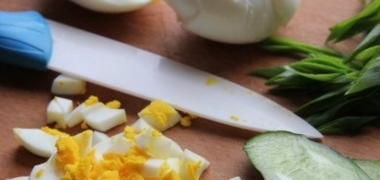 1. Этап. Бутерброды со шпротами, яйцом и огурцом: Яйца сварите вкрутую, затем порежьте кубиками. Огурцы режем колечками, лук - измельчаем.