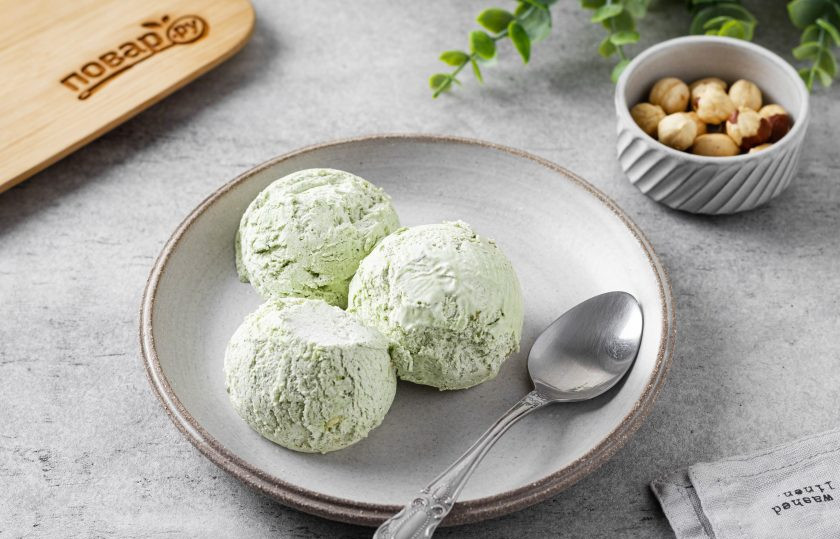 1. Этап. Мороженое из зеленого чая: С помощью ложки для мороженого сделайте шарики. Мороженое из зелёного чая готово. Приятного вам аппетита!