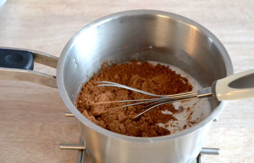 1. Этап. Торт Полено с вишней: Всыпьте через сито какао-порошок, добавьте 50 грамм шоколада, хорошо размешайте, чтобы не было комочков, снова поставьте на огонь, доведите до загустения, снимите с огня.