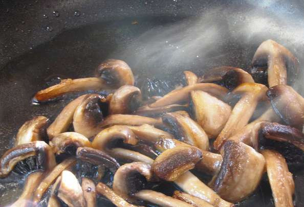 1. Этап. Куриная печень с шампиньонами: 1. Куриная печень, как известно, готовится очень просто и быстро. Точно также, как и шампиньоны (они требуют лишь обжарки). Чистим шампиньоны, нарезаем и обжариваем их на растительном масле.