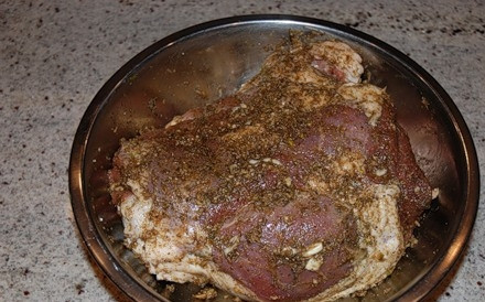 1. Этап. Запеченная баранья нога в рукаве: В другой миске смешиваем пропущенную через чеснокодавку головку чеснока, перец черный и красный, тимьян, розмарин, соль и растительное масло. Хорошо натираем ногу, накрываем ее пленкой или фольгой и отправляем в холодильник на ночь или на несколько часов.