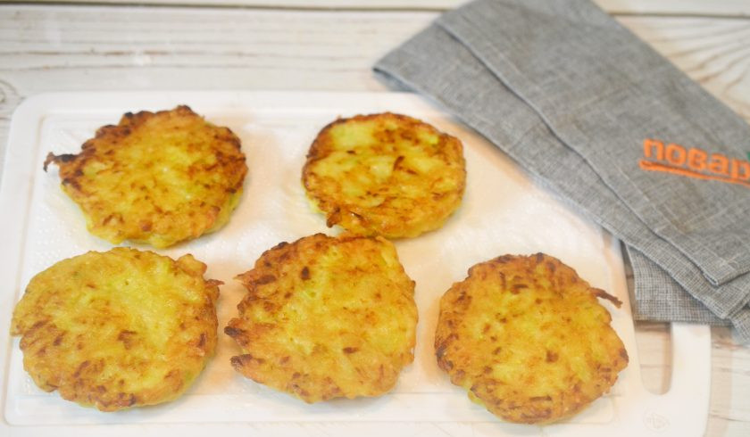 1. Этап. Оладьи из кабачков и картофеля: 5. Обжаривайте на сковороде с добавлением масла. Затем выложите на бумажное полотенце.