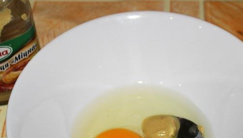 1. Этап. Ромштекс из говядины в мультиварке: Пока наше мясо немного отдыхает, готовим кляр.