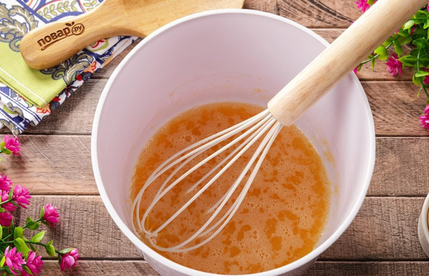 1. Этап. Блины на простокваше: В глубокой миске взбейте яйца с сахаром и солью.