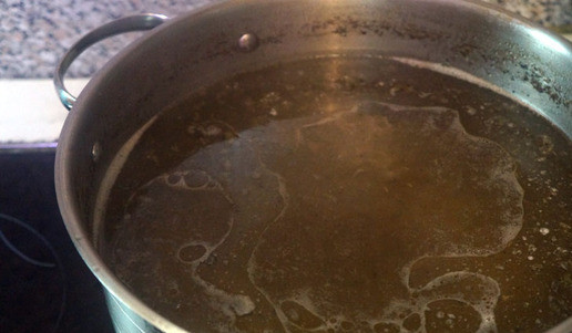 1. Этап. Суп из баранины с помидорами: Баранину залить холодной водой, посолить, довести до кипения, снять пену, бросить стручок перца, букет Гарни, варить на слабом огне 2,5-3 часа – зависит от качества баранины.